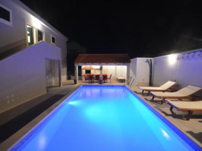 Charming Holiday Home in Cara with Swimming Pool